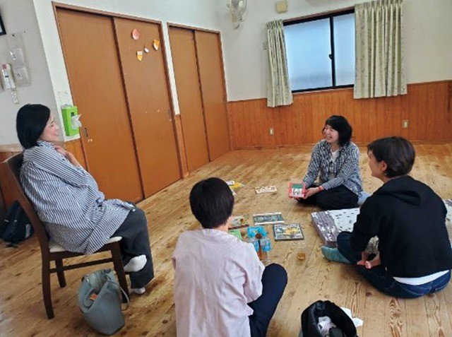 毎月第２土曜日「絵本の会」を開催しています。